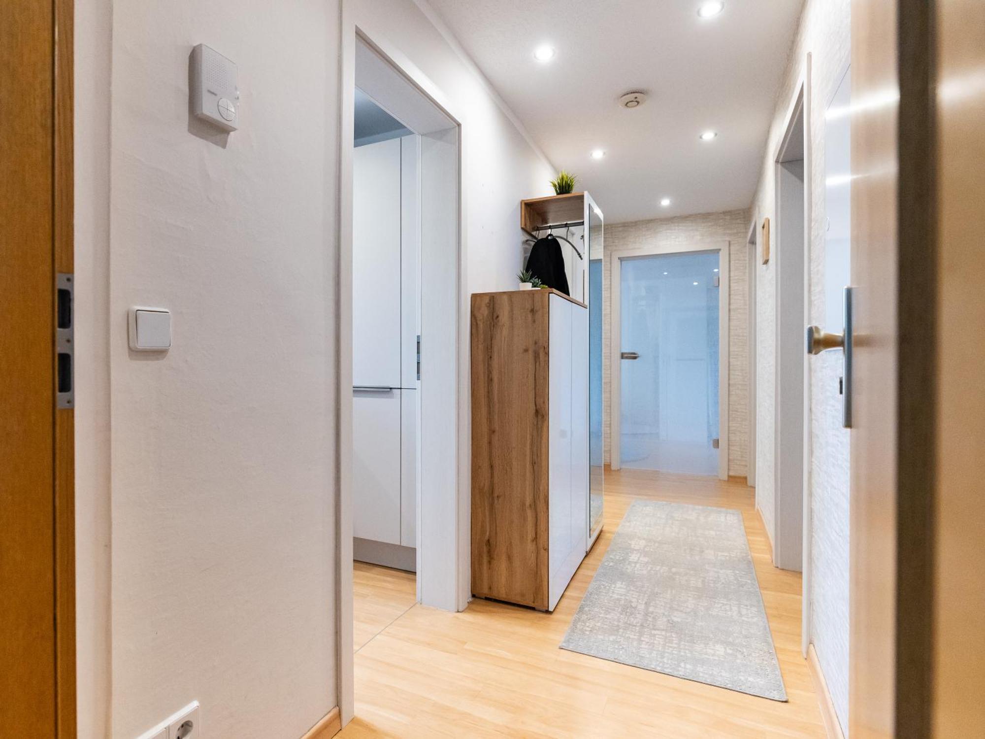 Moderne 4 Zimmer Wohnung Vollausgestattet Und Moebliert Halle  Luaran gambar