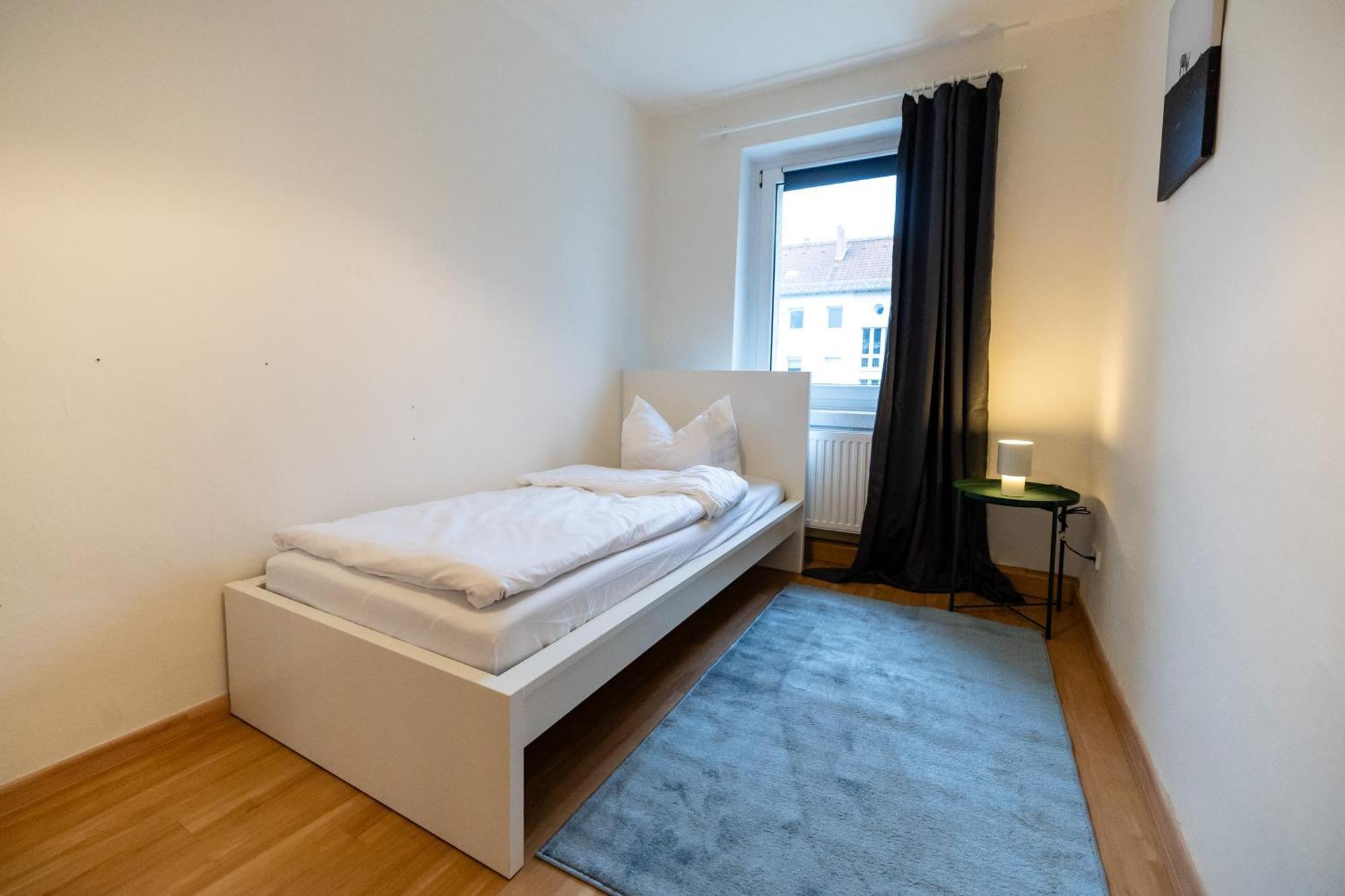 Moderne 4 Zimmer Wohnung Vollausgestattet Und Moebliert Halle  Luaran gambar