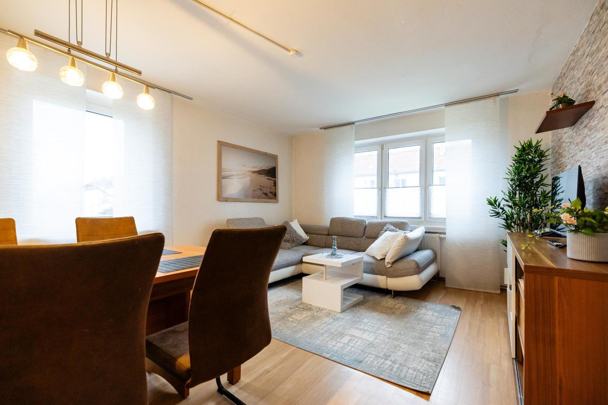 Moderne 4 Zimmer Wohnung Vollausgestattet Und Moebliert Halle  Luaran gambar